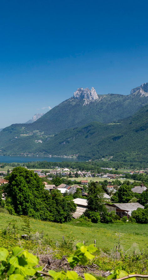 Vue de la vallée, du lac et du Mont Charvin
