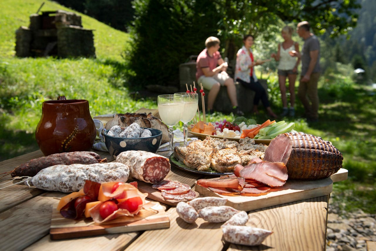 Apéritif en extérieur de saucisson, rillettes et jambon